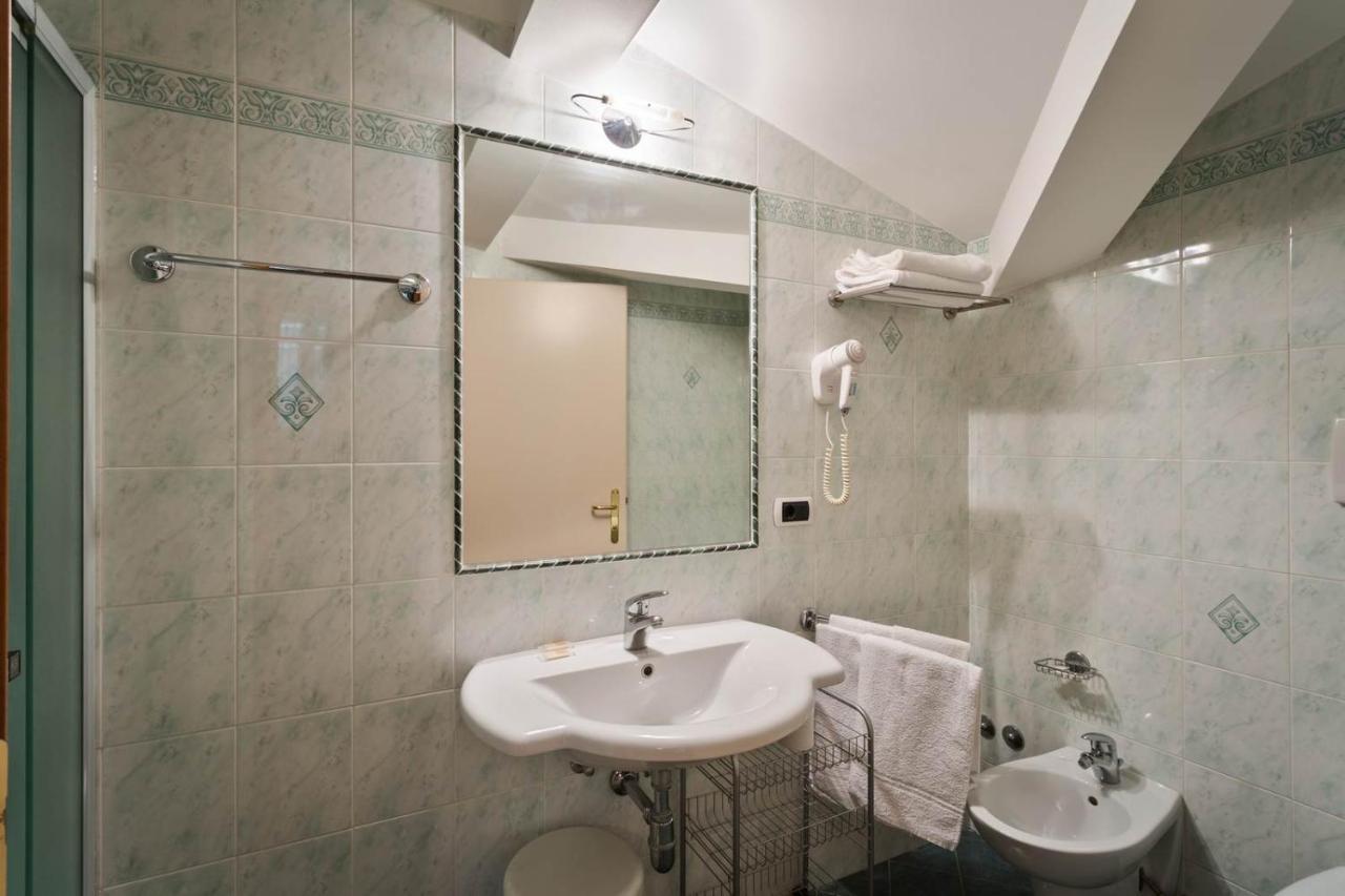 Hotel Due Laghi Padergnone Екстер'єр фото